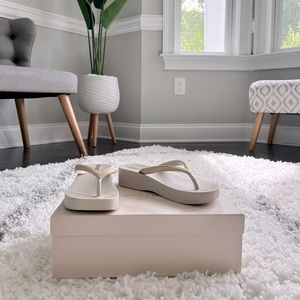 IPANEMA White Creme & Gold Platform Wedge Sandal Flip Flops 6 💕